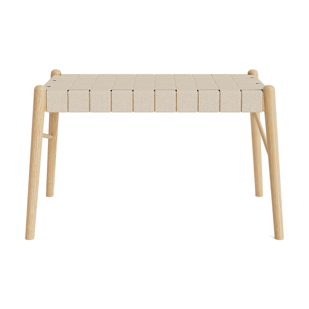 Minimalistisk bænk i lyst træ med vandrette planker og koniske ben mod sort baggrund.