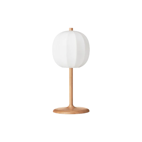 Moderne bordlampe med hvid, rillet skærm og træfod mod en sort baggrund.